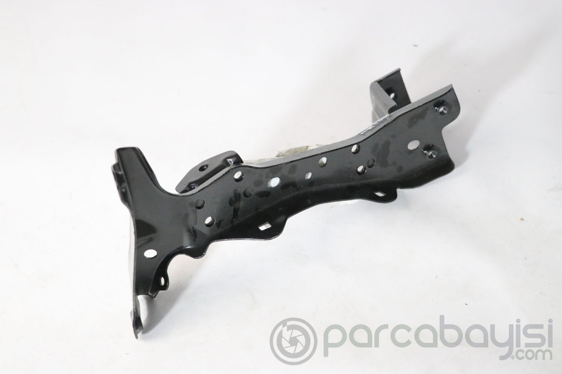 A3 2013-2017 AUDI BRAKET,BAGLANTI ÇAMURLUK ÖN SAĞ  | 8V0821136C | 8V0821136C